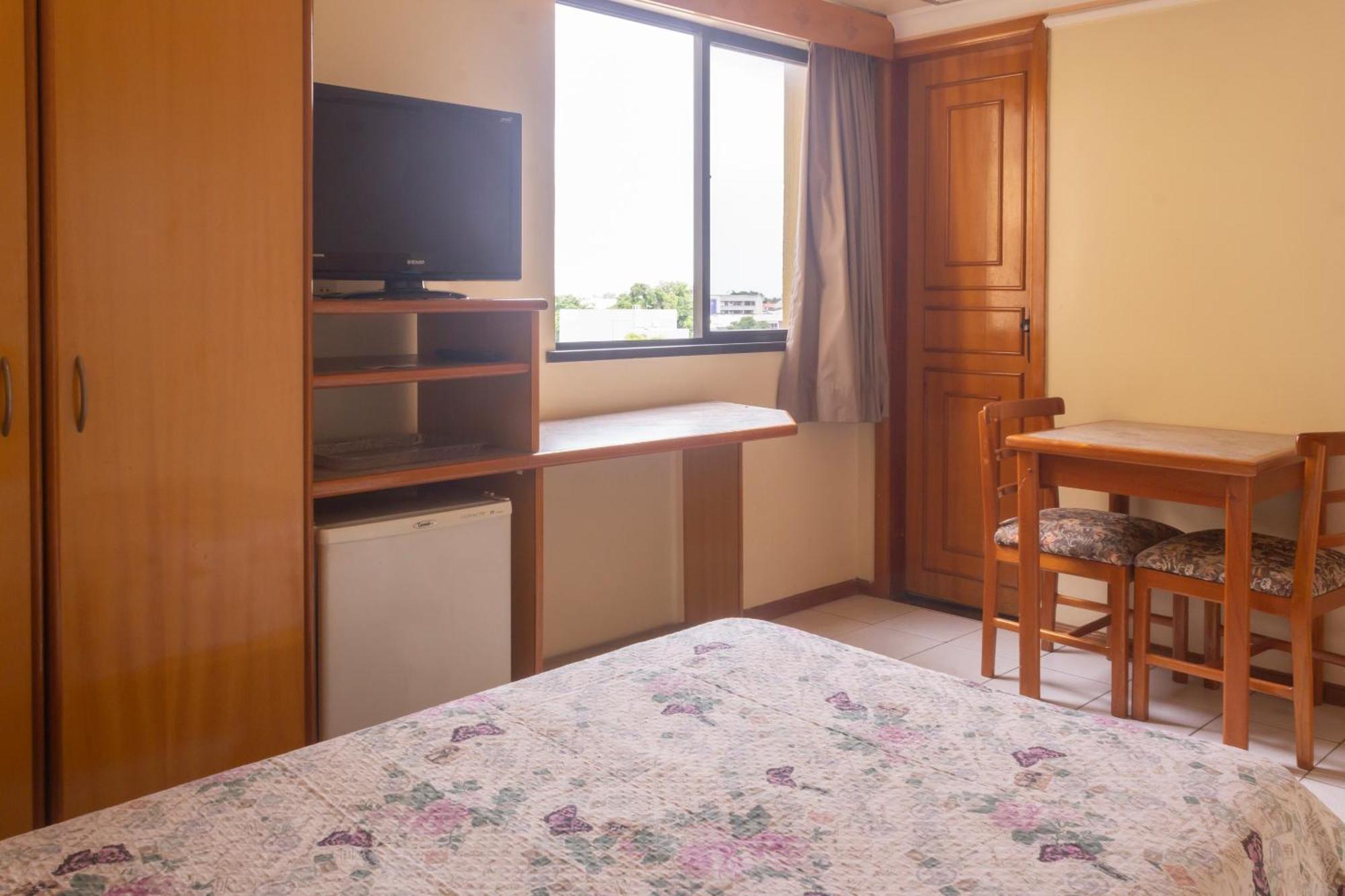 Oyo Real Palace Hotel, Hotel